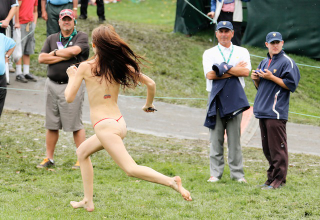 Illustration for article titled Here's Fred Couples Watching A Woman Streak At The Presidents Cup